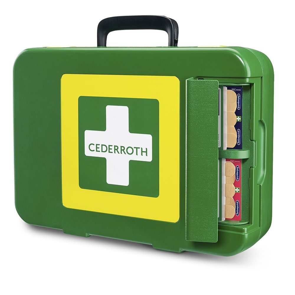 Boîte de premiers secours verte avec fermoirs et poignée jaunes. Façade avec étiquette blanche et icônes.