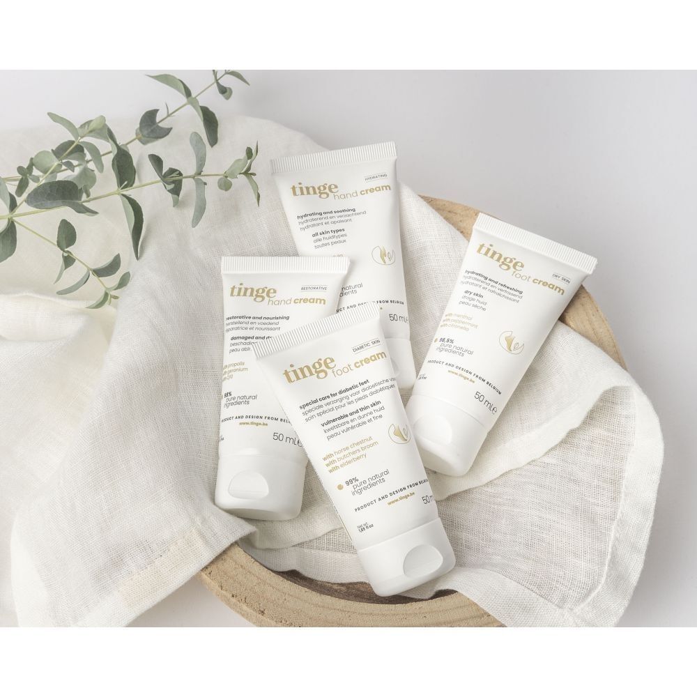 Arrière d'un tube de crème pour les mains Tinge avec ingrédients et instructions.