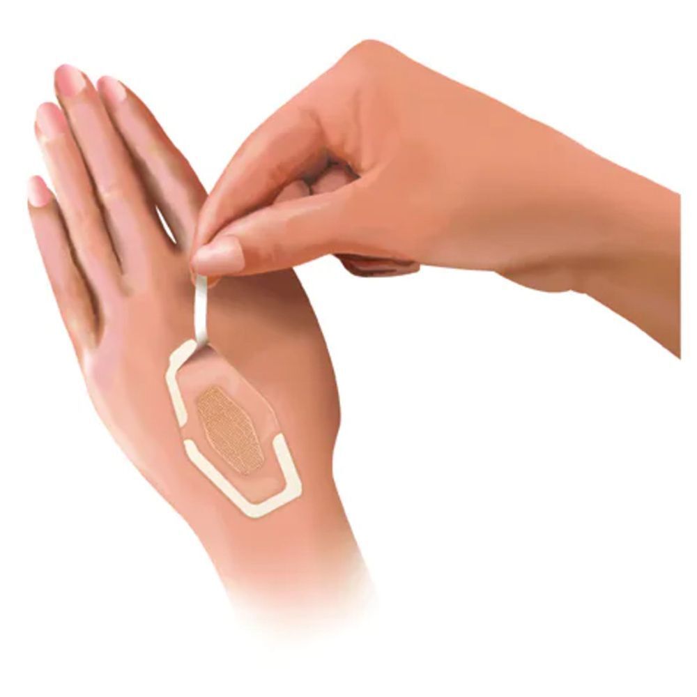 Personne avec un pansement au poignet. Le pansement est transparent.