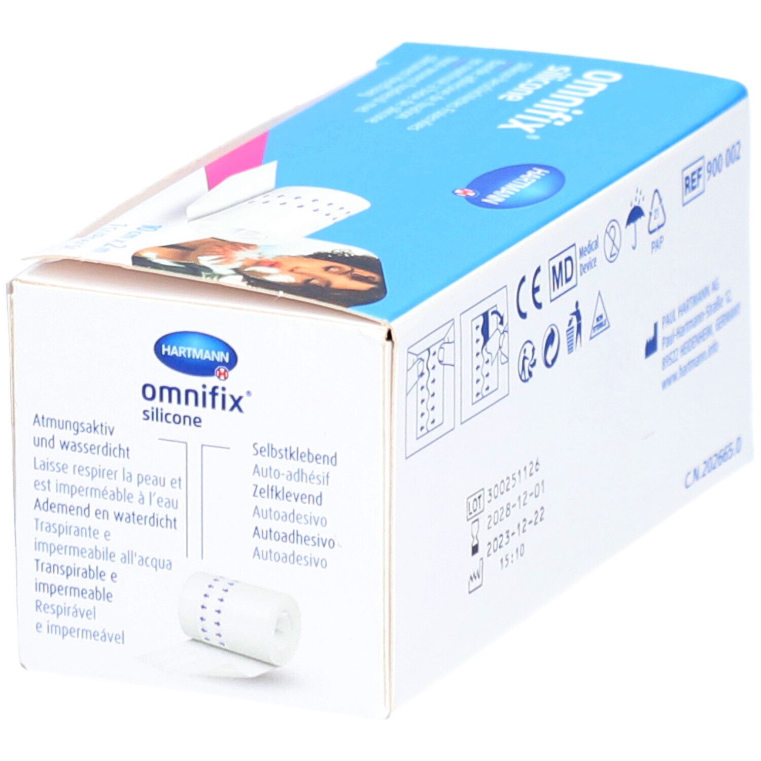 Emballage Hartmann Omnifix® Silicone. Rouleau visible. Boîte bleue avec nom du produit et texte multilingue.
