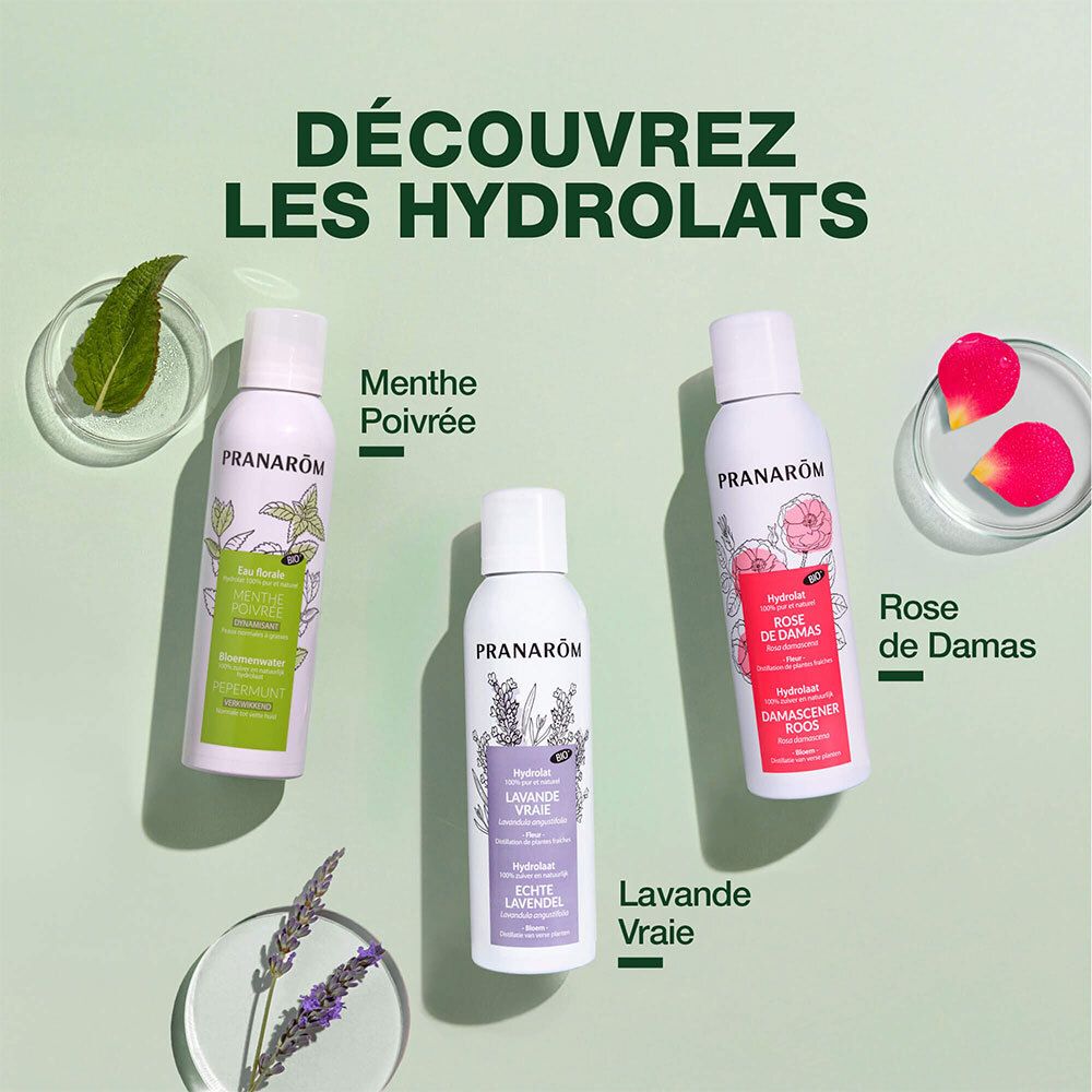 Trois flacons spray sur fond vert. Produits: Menthe Poivrée, Lavande Vraie, Rose de Damas.