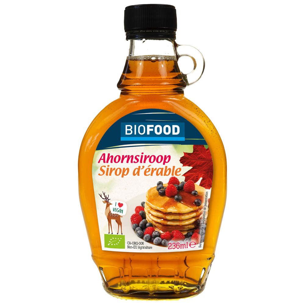 Bouteille en verre de sirop d'érable. Étiquette BIOFOOD, Ahornsiroop, Siroop d'érable. Image de crêpes.