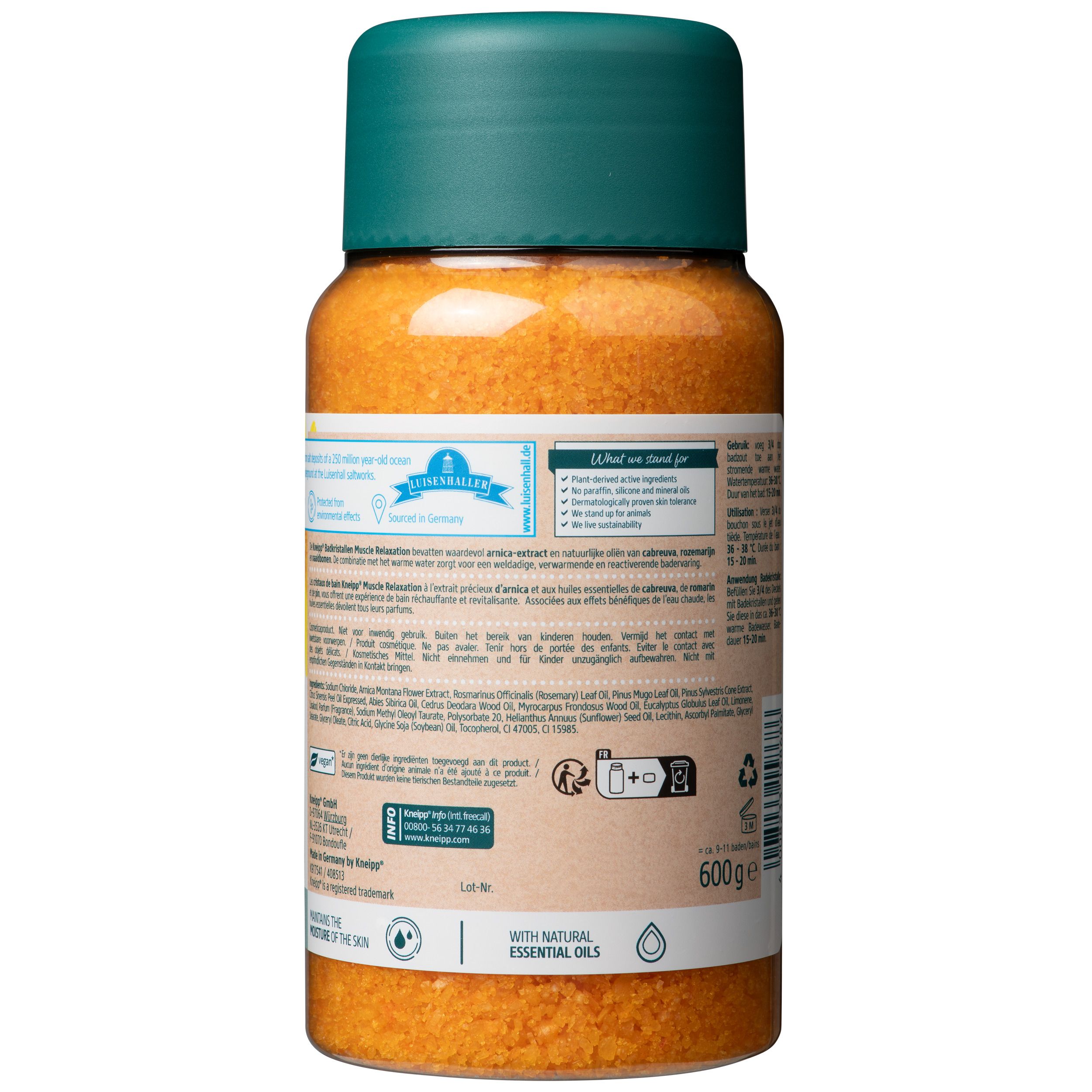 Dos des cristaux de bain Kneipp® Arnica Aktiv. Étiquette avec informations. Bouchon vert. Cristaux orange visibles.