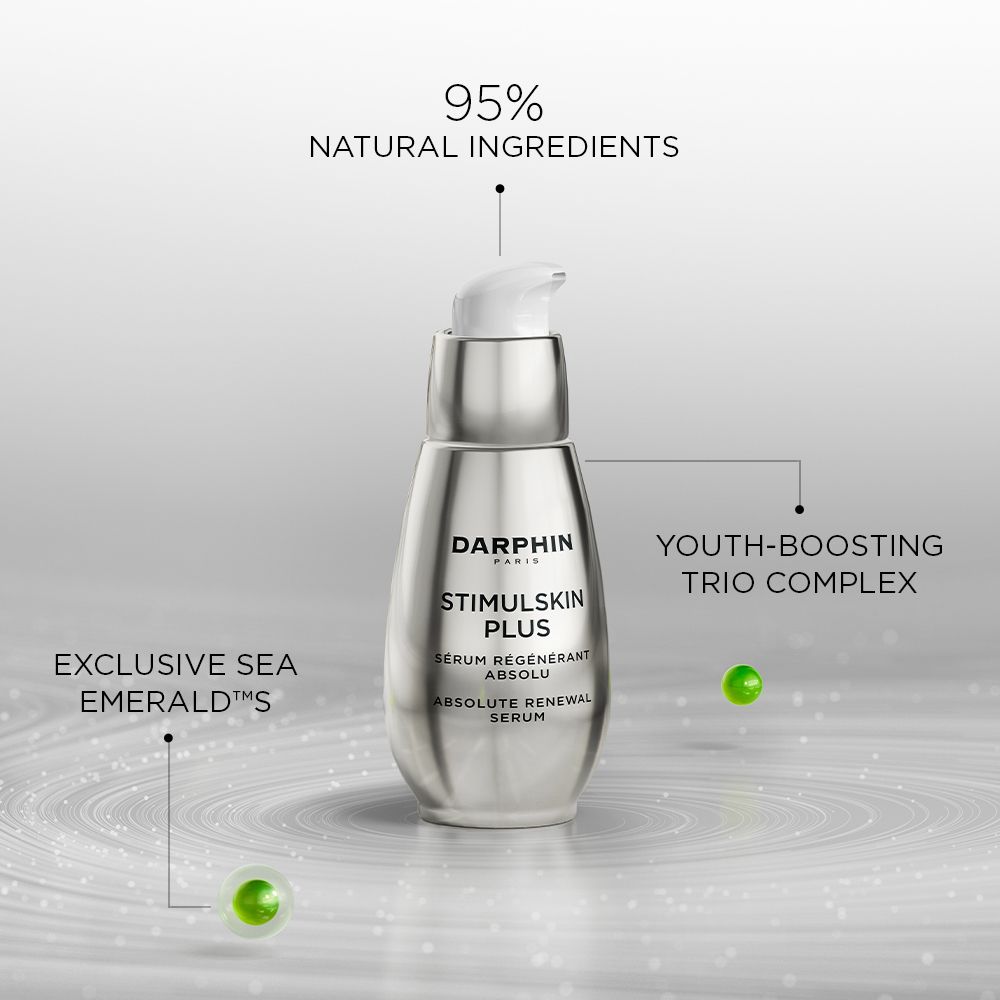Flacon de sérum avec texte. Texte: 95% ingrédients naturels, Exclusive Sea Emerald, Youth-Boosting Trio Complex.