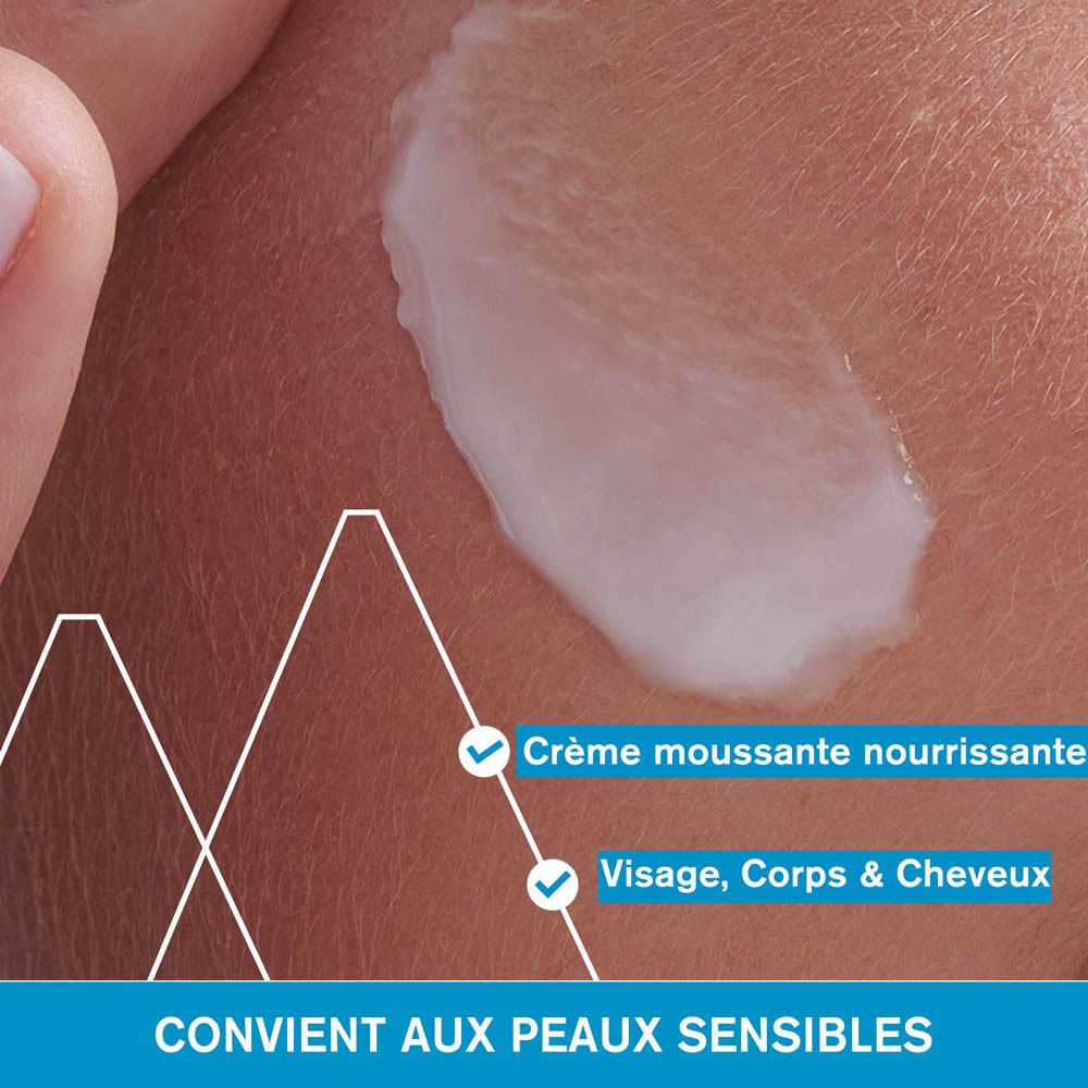 Femme dans un bain de mousse. Texte : 94% d'hydratation immédiate, Parfum frais et enveloppant.