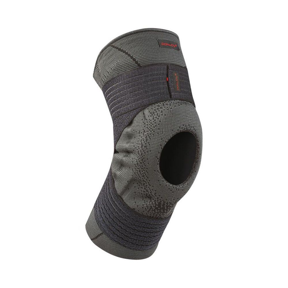 Genouillère grise et noire avec ouverture rotulienne. Marque DonJoy® visible.