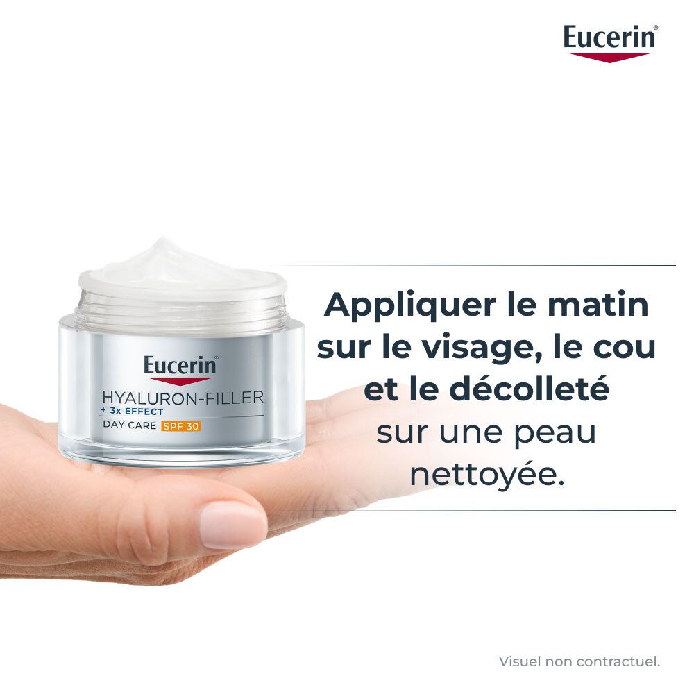Main tenant un pot de crème. Texte: Appliquer le matin sur le visage, le cou et le décolleté. Visuel non contractuel.