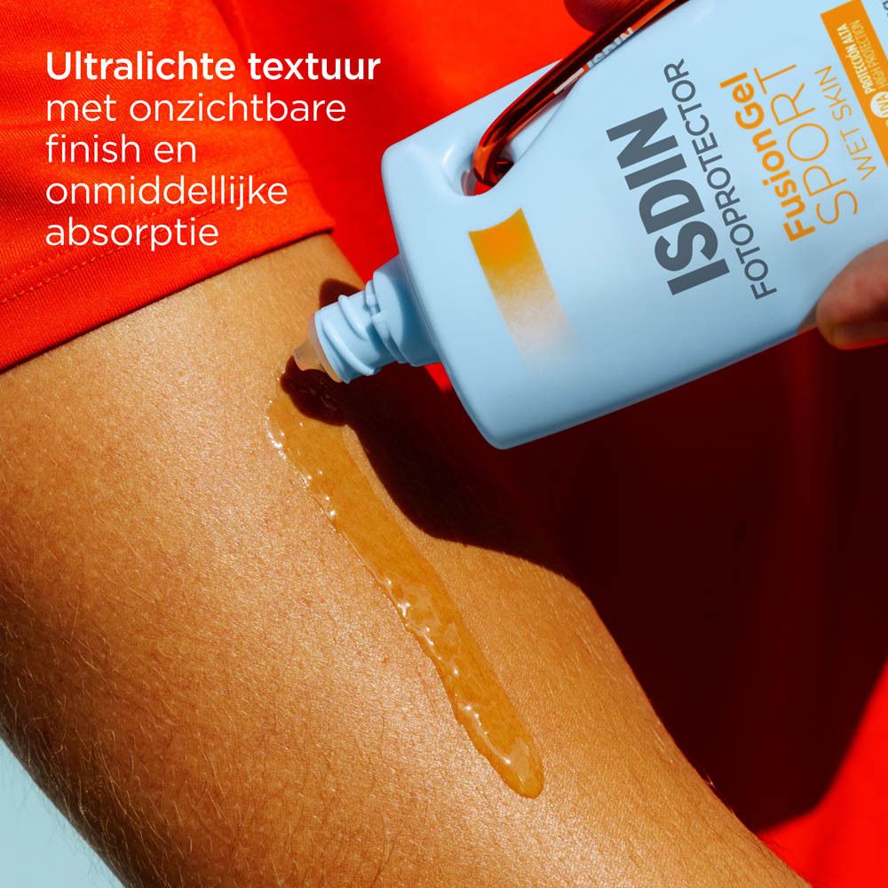 ISDIN FusionGel SPORT LSF 50 appliqué sur la peau. Texture gel. Bouchon orange. Mousqueton.