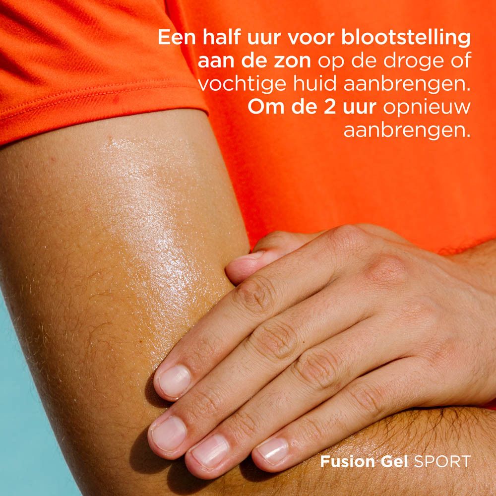 ISDIN FusionGel SPORT. Gel appliqué sur un bras. Texte: Appliquer une demi-heure avant l'exposition.