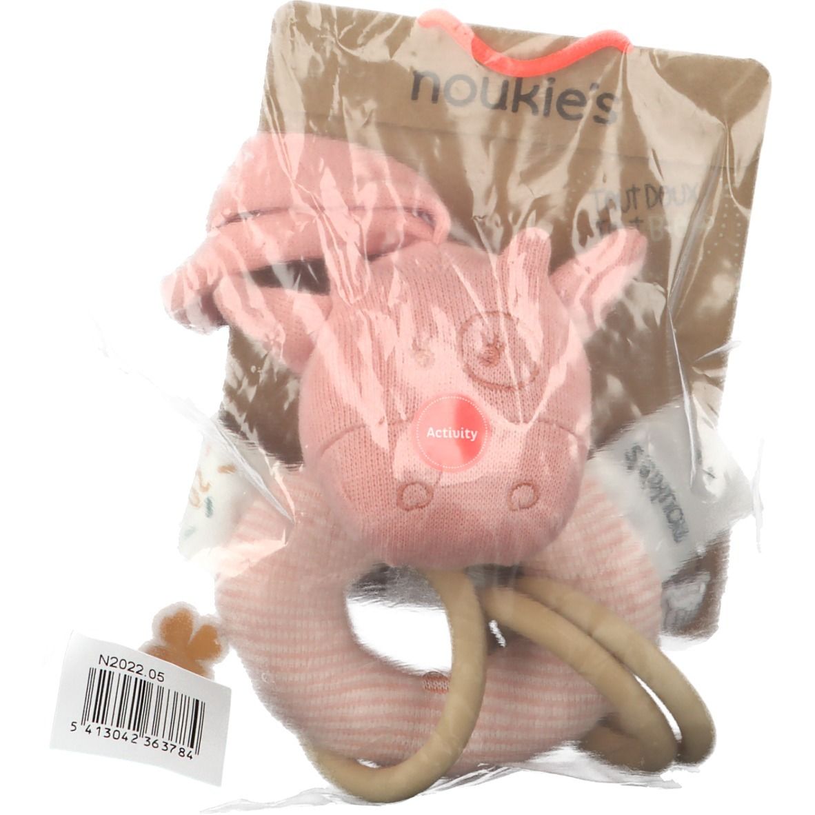 Hochet rose en tissu avec anneaux en bois, emballé. L'emballage porte les mentions "noukie's" et "Activity".