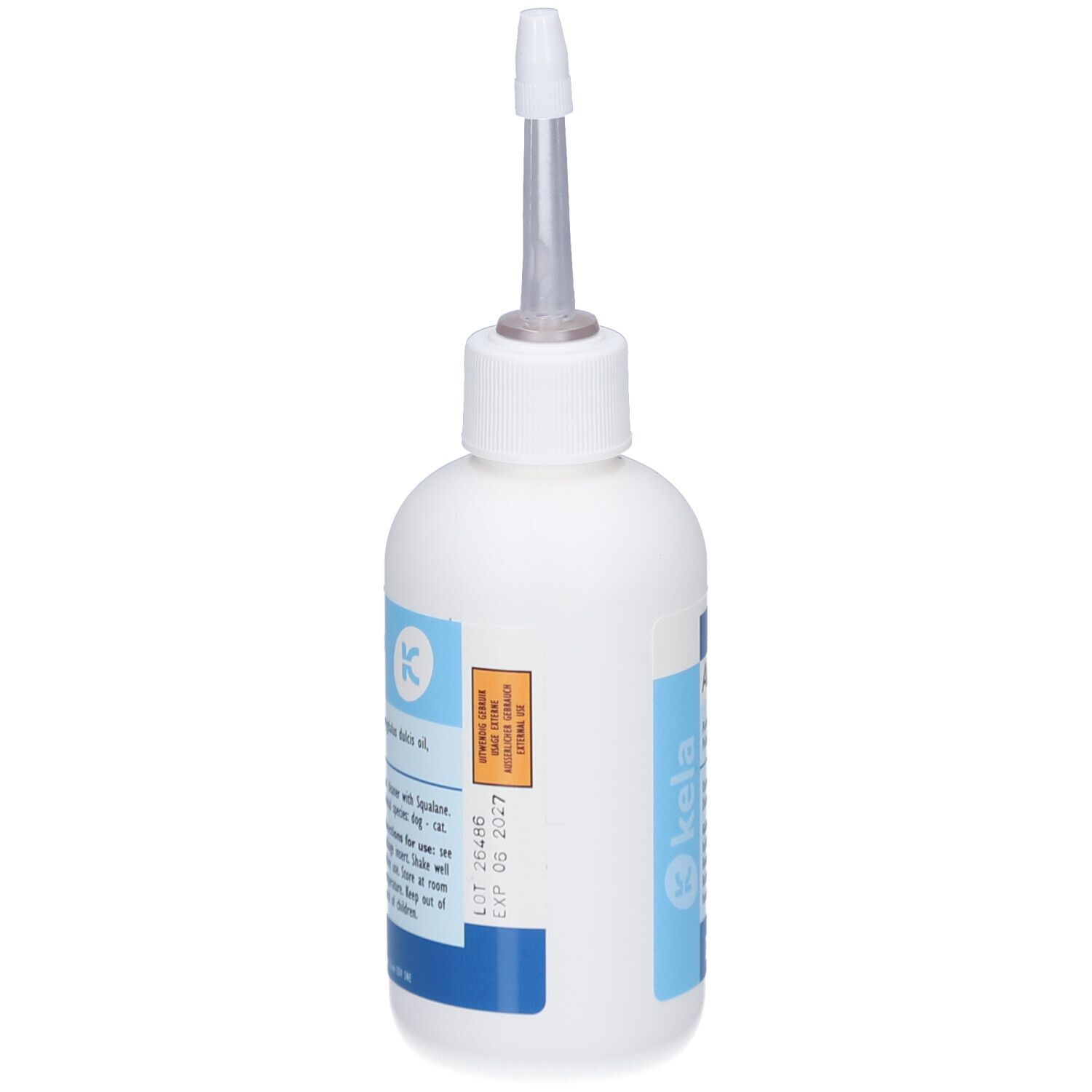 Flacon blanc avec applicateur. Étiquettes bleues avec texte. Kela Auri Cleaner. Expiration 06 2027.