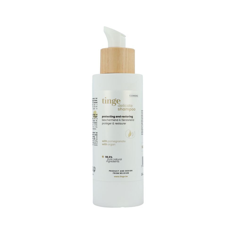Bouteille de Tinge Delicate Shampoo avec pompe et bouchon en bois, vue de face.
