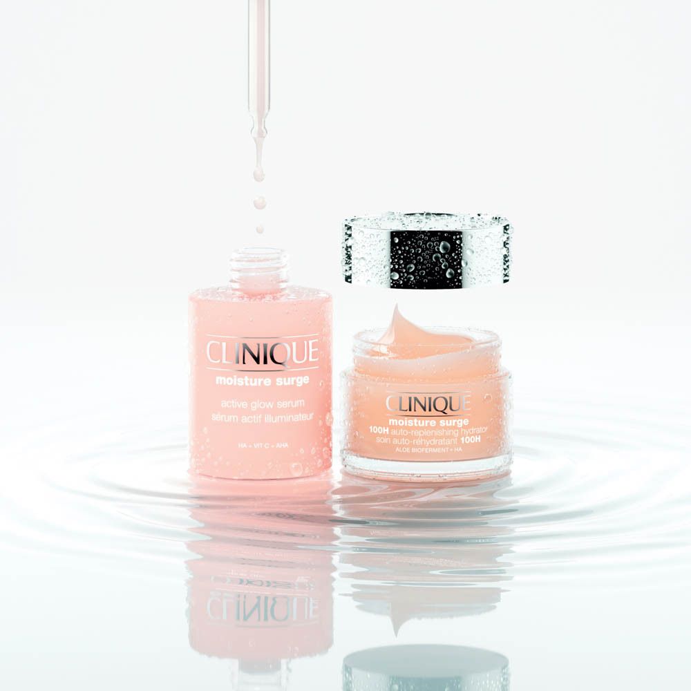 Crème hydratante CLINIQUE Moisture Surge 100H et sérum sur une surface d'eau.