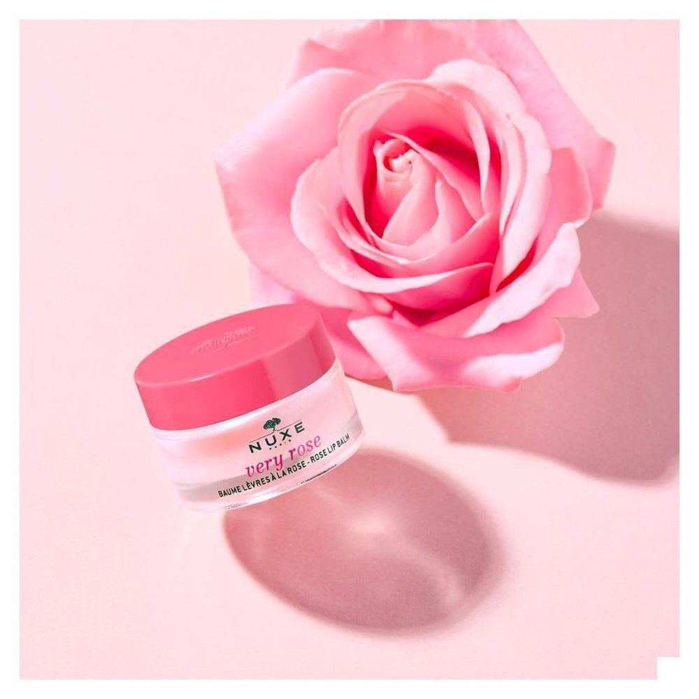 Baume à lèvres Nuxe : pot en verre avec couvercle rose, étiquette avec inscription française.