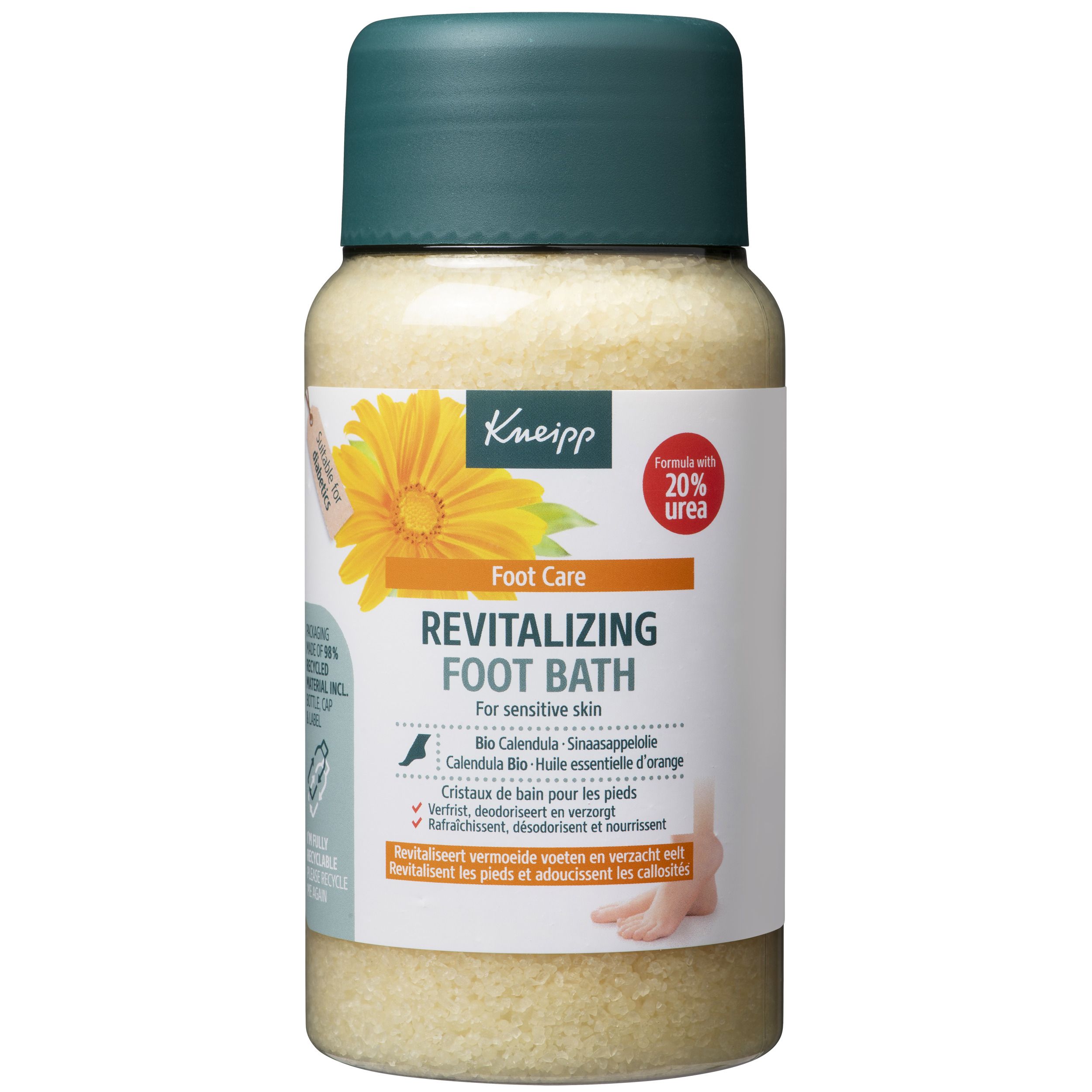 Cristaux pour bain de pieds Kneipp® en bouteille. Nom du produit, ingrédients et informations sur l'emballage. Bouteille en matériau recyclé.