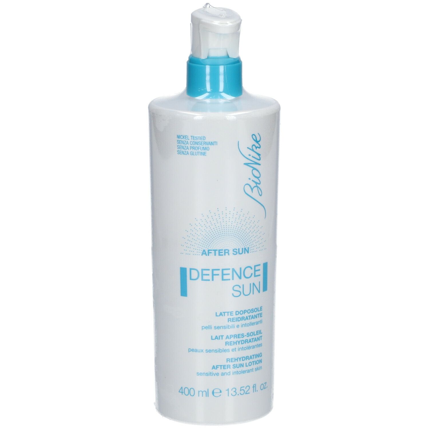 Flacon blanc avec pompe bleue. Inscription : AFTER SUN, DEFENCE SUN, Lotion après-soleil réhydratante. Marque : BioNike.