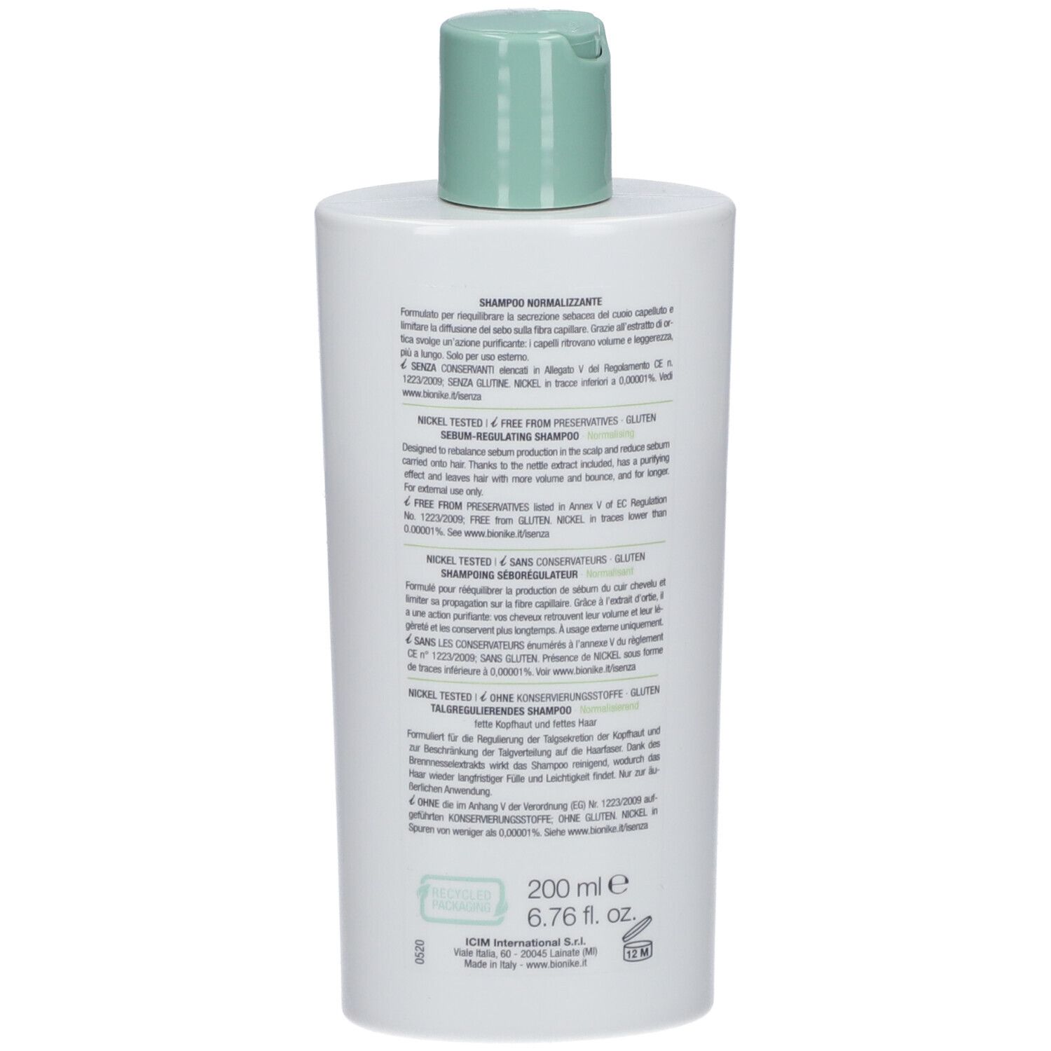 Dos d'un flacon de shampooing blanc avec bouchon vert. Texte et informations sur la composition.