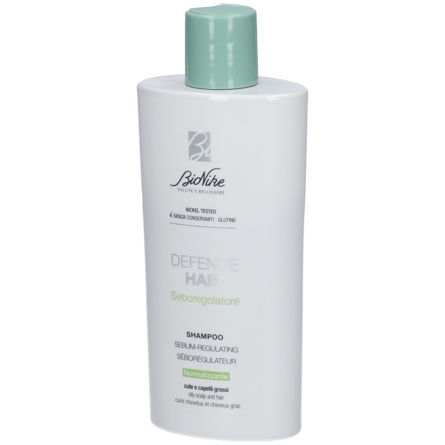 Flacon de shampooing blanc avec bouchon vert. Inscription: BioNike, Defence Hair, Sebum Regulating Shampoo. Nickel Tested.