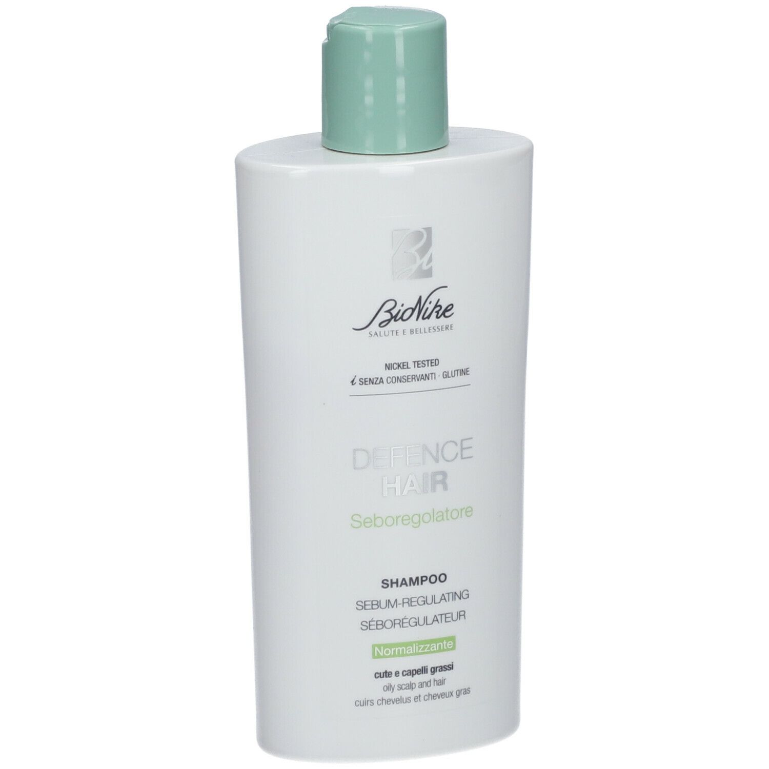 Flacon de shampooing blanc avec bouchon vert. Inscription: BioNike, Defence Hair, Sebum Regulating Shampoo. Nickel Tested.