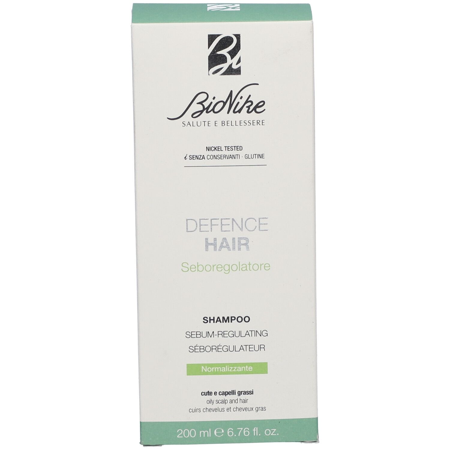 Emballage du shampooing BioNike Defence Hair. Blanc avec des accents verts. Nom du produit et logo visibles.
