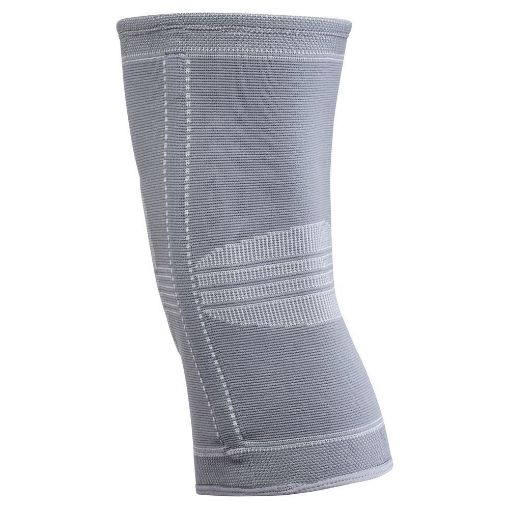 Genouillère 3M™ Futuro™. Medium. Bandage grise sur une jambe. Emballage avec image et texte du produit.