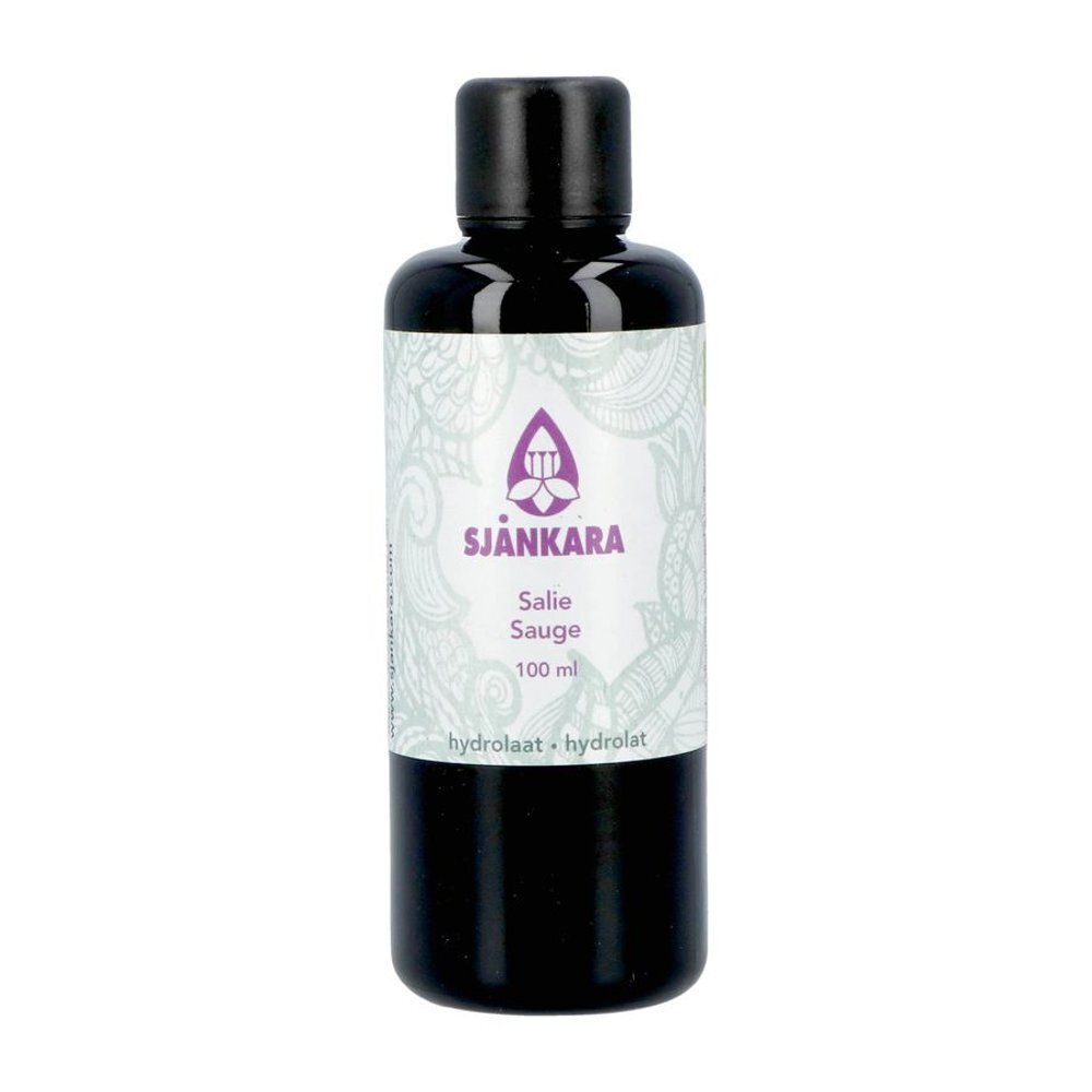 Flacon en verre noir avec bouchon noir. Étiquette avec nom du produit Sjankara, Salie Sauge, 100 ml et logo.