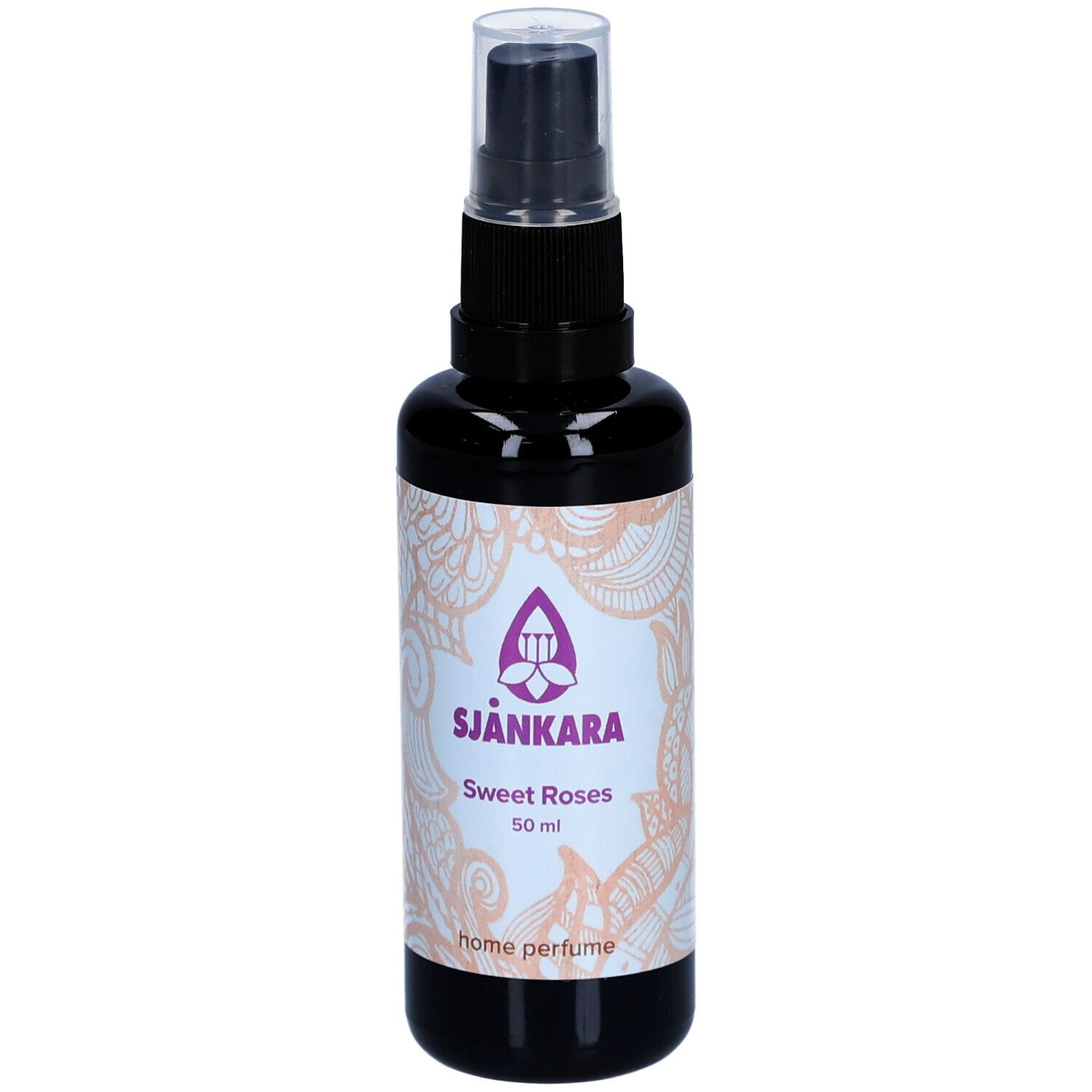 Flacon pulvérisateur noir avec étiquette blanche. Inscription: Sjankara Sweet Roses, 50 ml, Home Perfume.