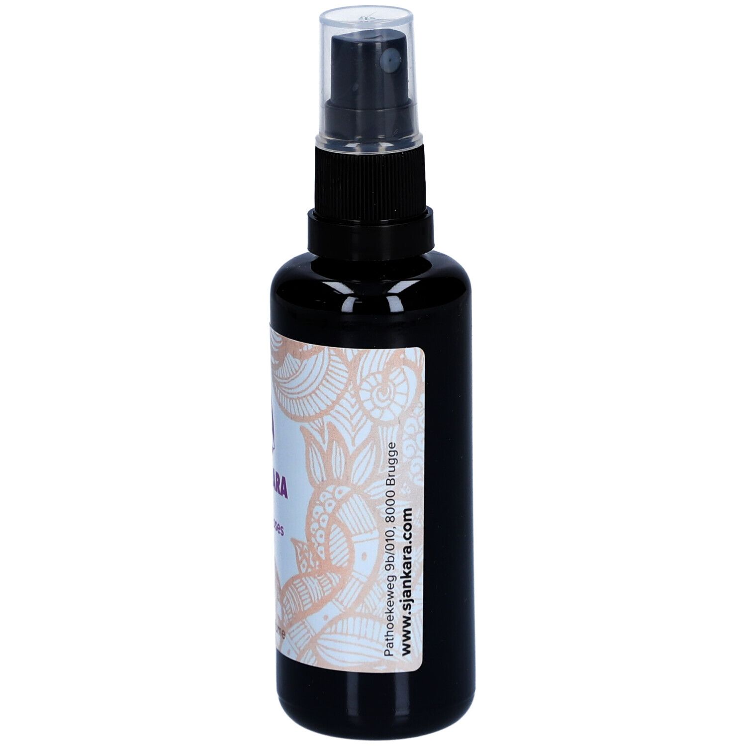 Flacon pulvérisateur noir avec étiquette blanche. Texte: Sjankara, Sweet Roses, 50 ml, Home Perfume. Adresse.