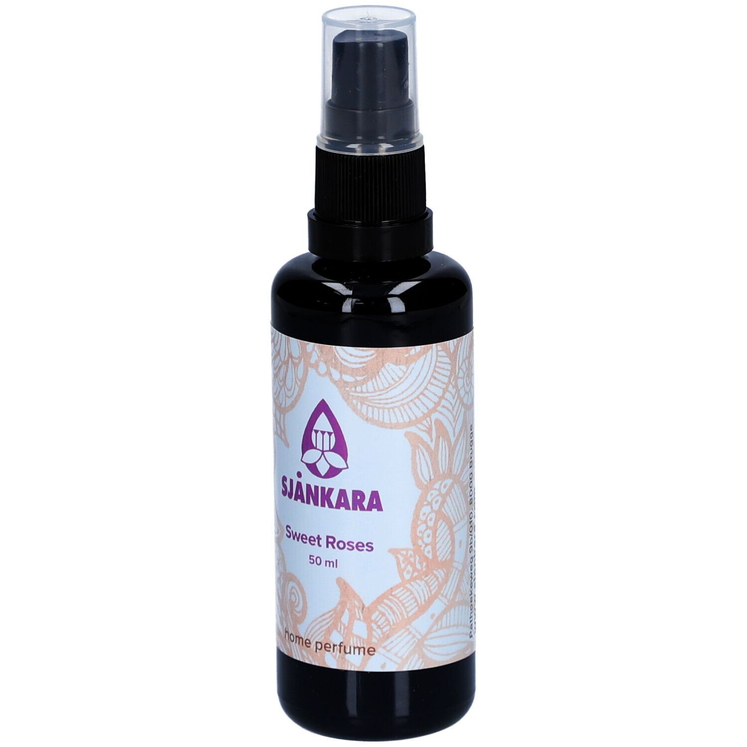 Flacon pulvérisateur noir avec étiquette blanche. Inscription: Sjankara Sweet Roses, 50 ml, Home Perfume.