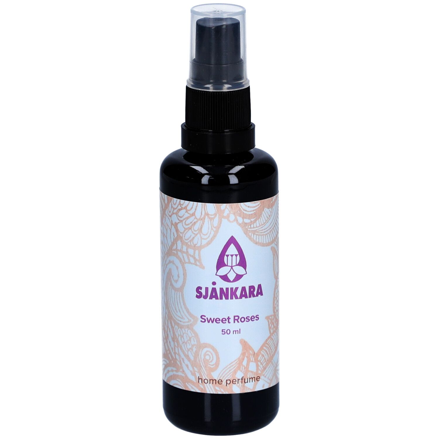 Flacon pulvérisateur noir avec étiquette blanche. Inscription: Sjankara Sweet Roses, 50 ml, Home Perfume.