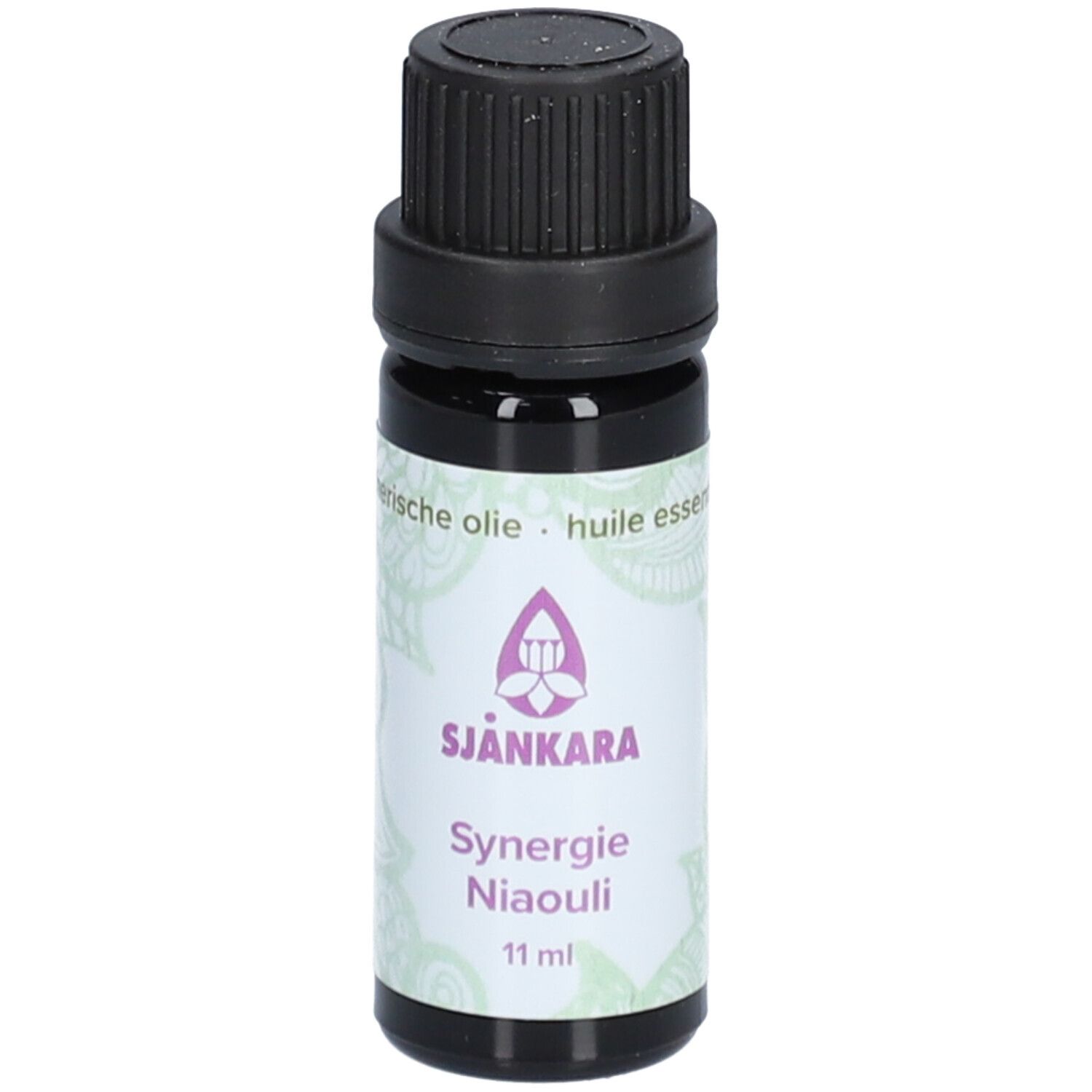 Flacon en verre brun foncé avec bouchon à vis noir. Étiquette avec logo violet, "SJÄNKARA Synergie Niaouli" et "11 ml".
