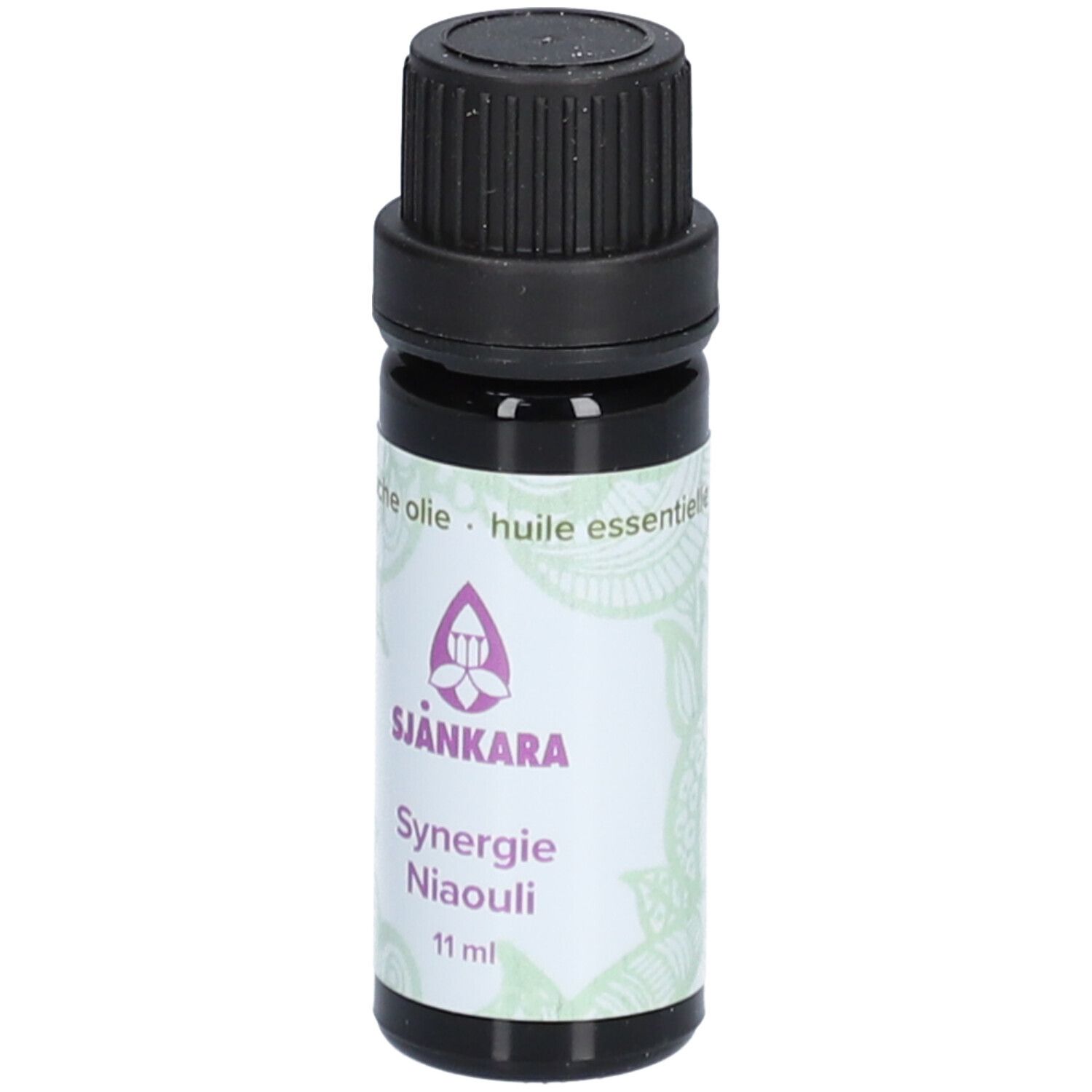 Flacon en verre brun foncé avec bouchon à vis noir, 11 ml. Étiquette avec logo SjäNKAra, Synergie Niaouli et "huiles essentielles".