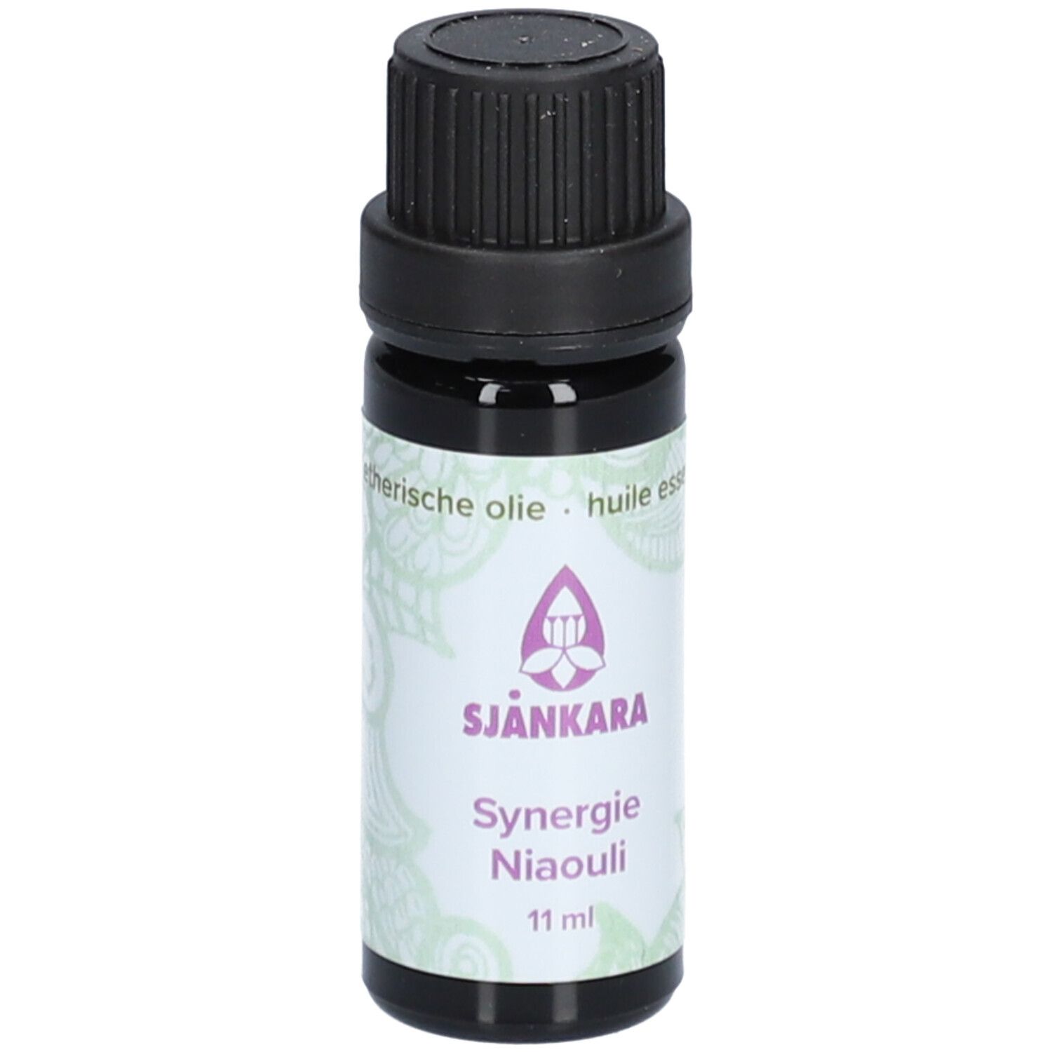 Flacon en verre brun foncé avec bouchon à vis noir. Étiquette avec logo SJÄNKARA, "Synergie Niaouli" et "11 ml".