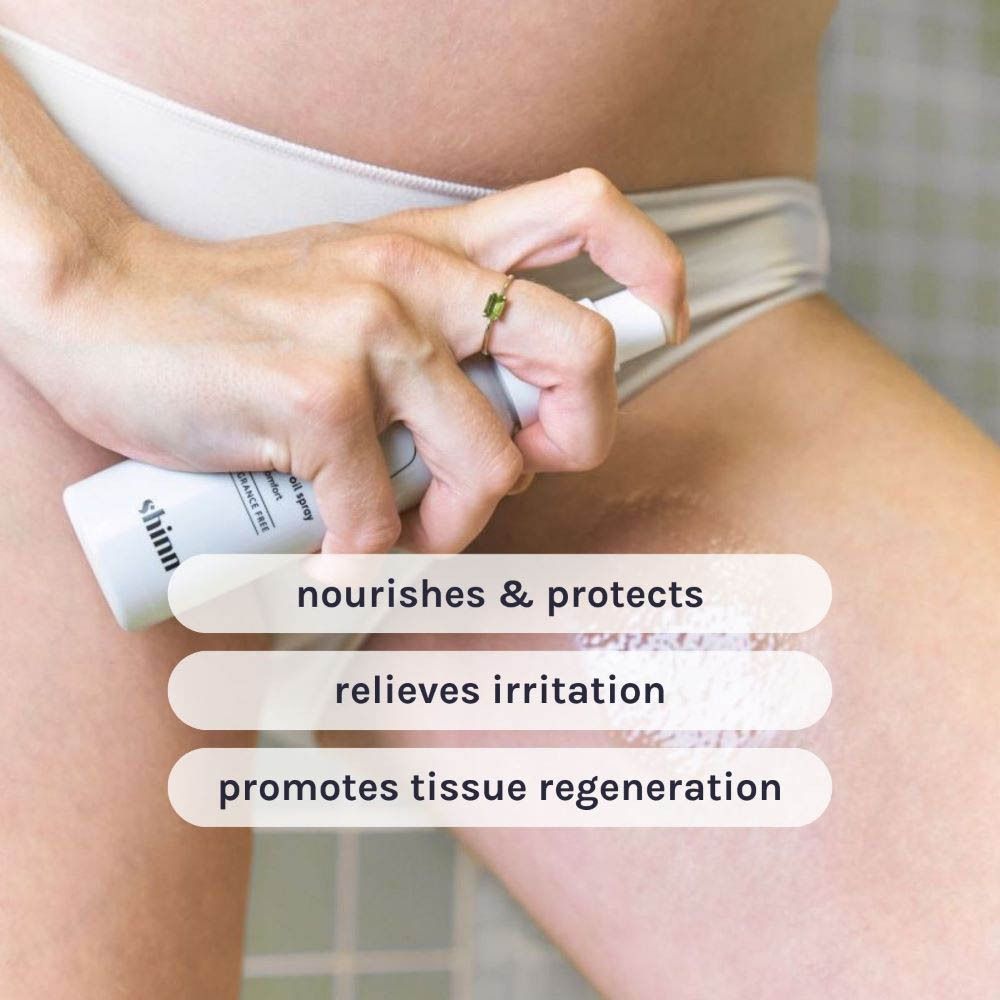 Personne vaporisant de l'huile intime. Texte : nourishes & protects, relieves irritation, promotes tissue regeneration.