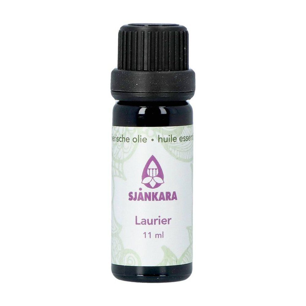 Flacon en verre foncé avec bouchon noir. Étiquette avec logo, texte Sjanakara, Laurier et 11 ml.