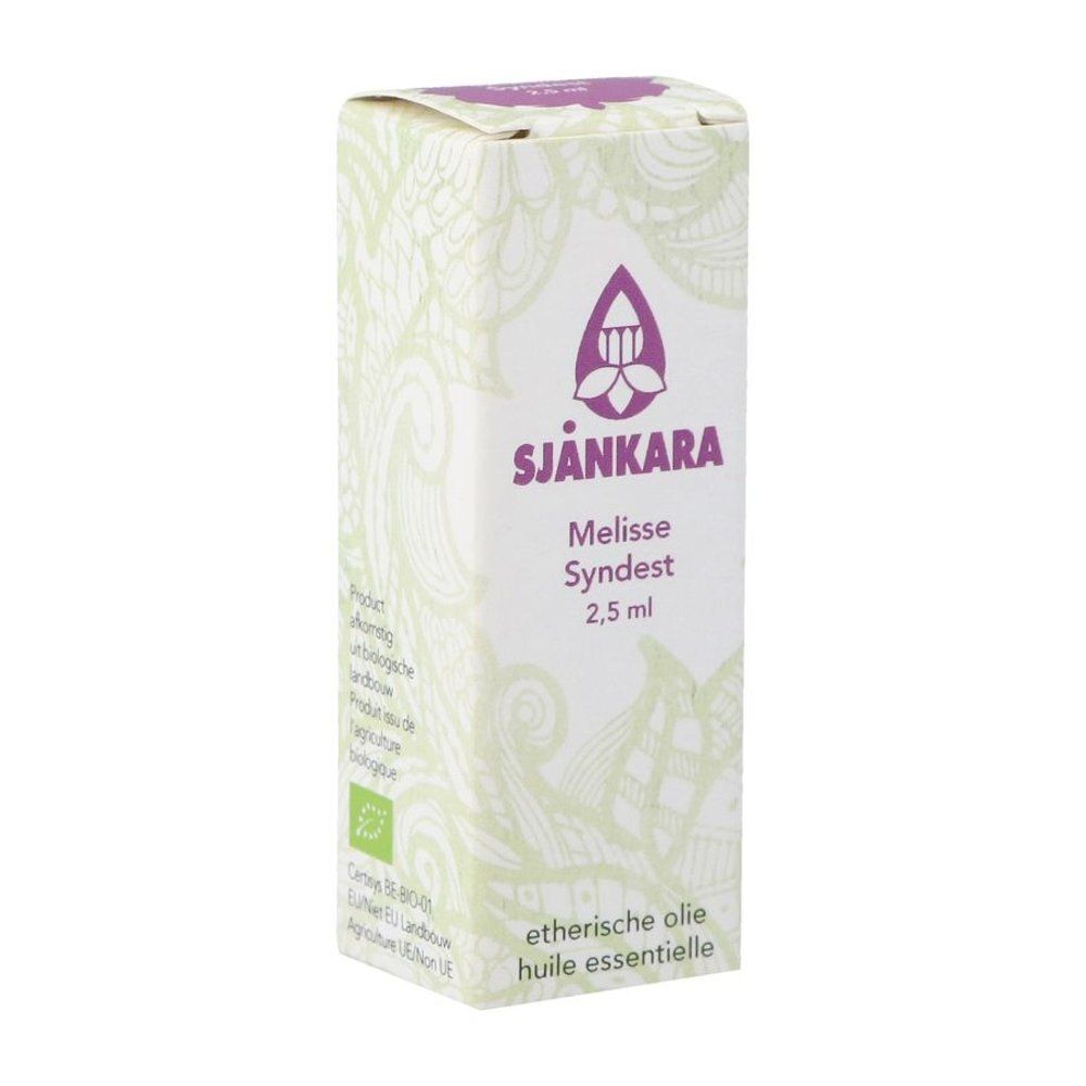 Emballage avec nom du produit et logo. Motif floral. Label bio. Indication de volume.