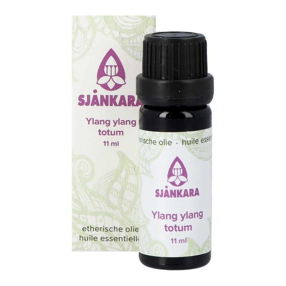 Flacon en verre brun et carton. Inscription : Ylang ylang totum, 11 ml. Avec logo et texte.