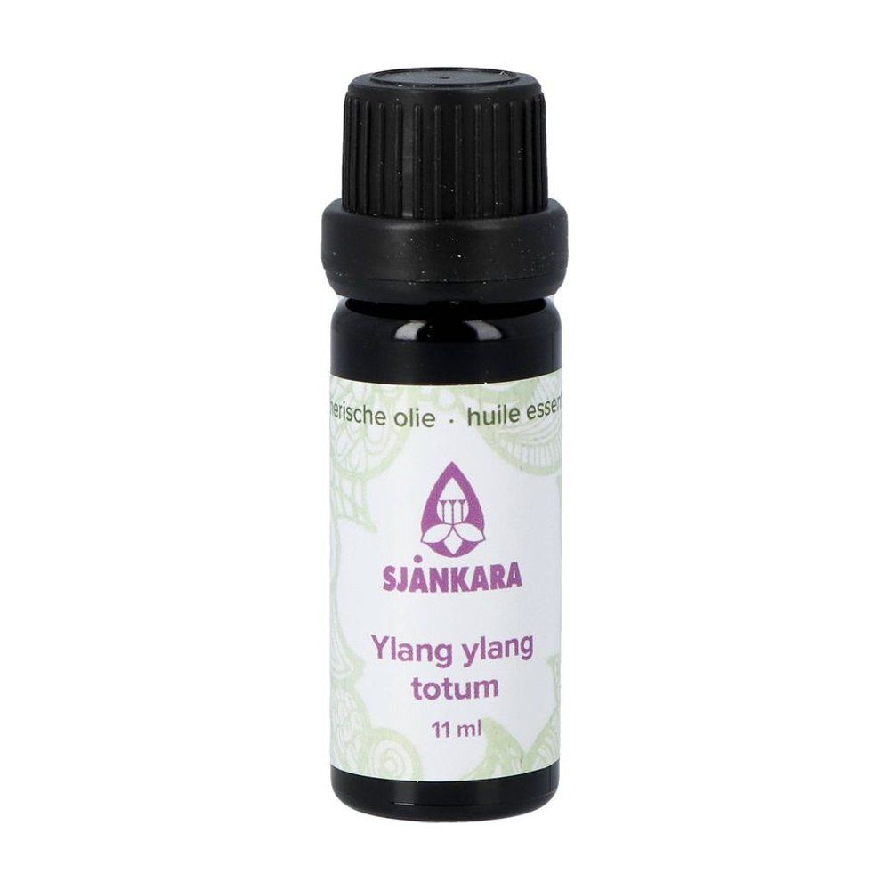 Flacon en verre brun avec bouchon noir. Étiquette avec logo et texte : Ylang ylang totum, 11 ml.