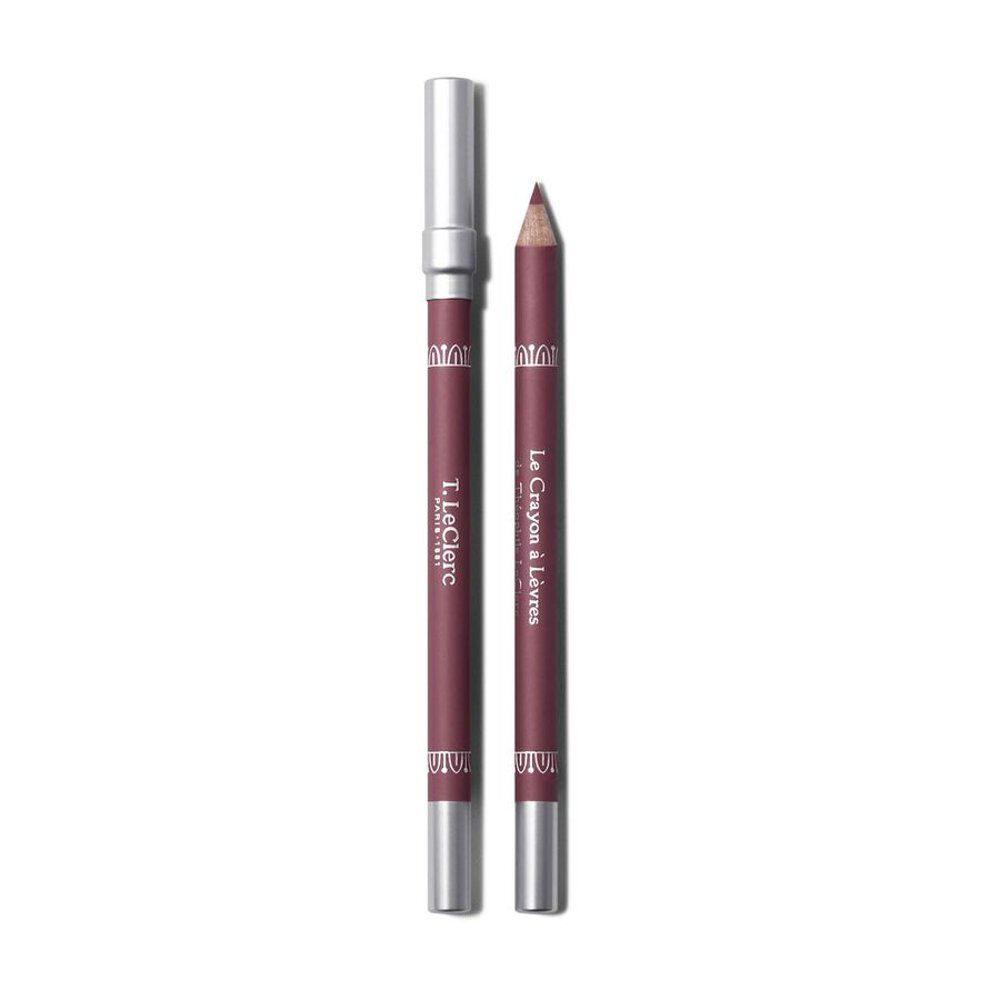 Deux crayons à lèvres avec capuchons argentés. Le crayon est brun-rouge. Un crayon est ouvert.