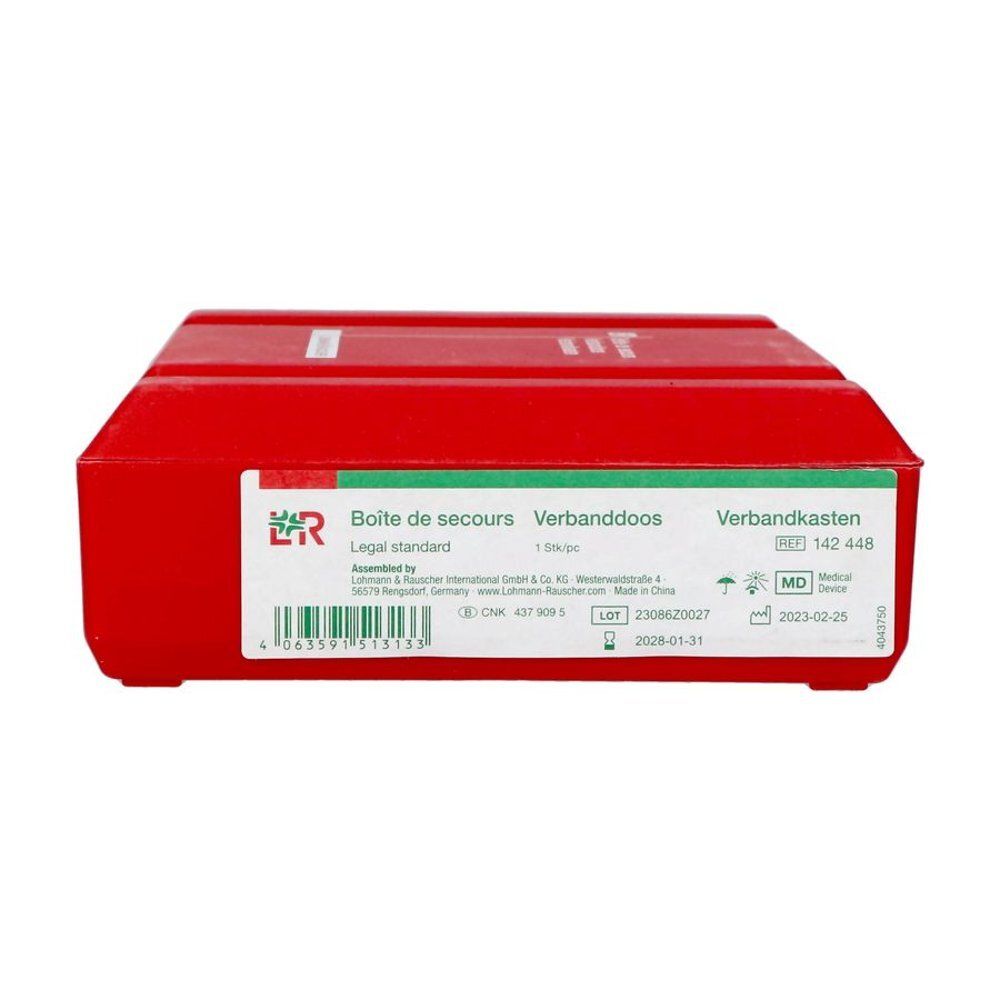 Boîte de secours rouge, vue de dessus. Avec étiquette. Inscriptions : Verbandkasten, Boîte de secours, Verbanddoos. Marque MD.