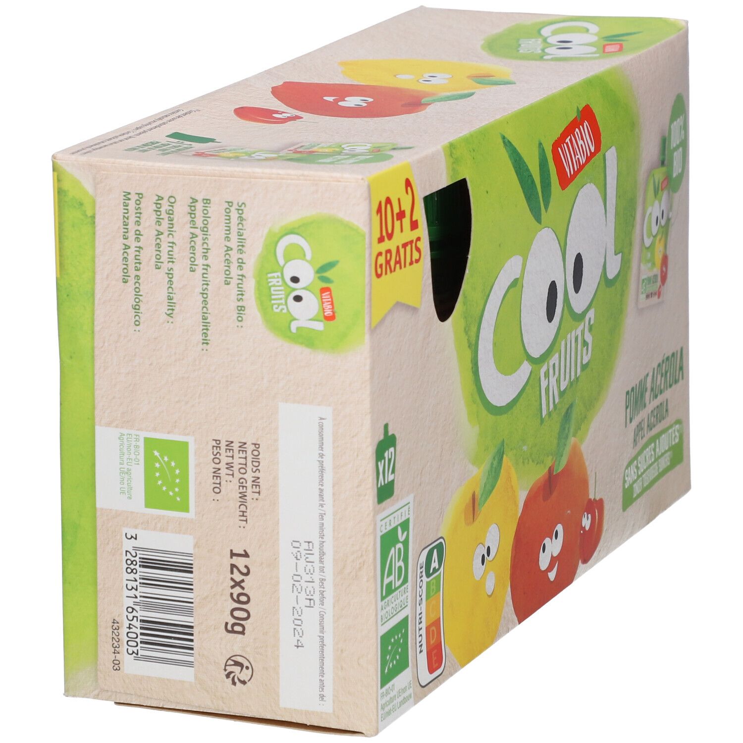 Vue oblique de l'emballage Vitabio Cool Fruits Pomme Acerola. Inscriptions : 12x90g, label bio, Nutri-Score. Illustrations de pommes.