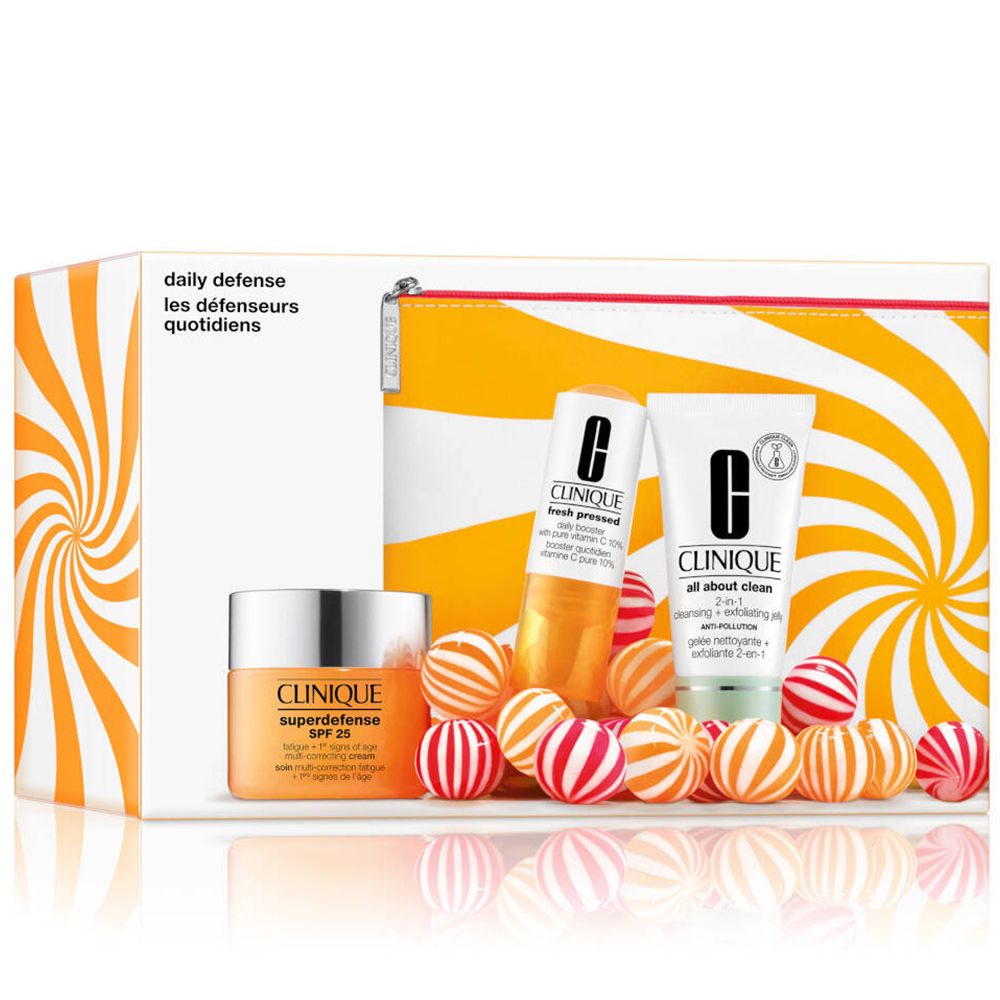 Coffret cadeau avec trois produits et une trousse de toilette. Inscription : CLINIQUE. Produits : crème, sérum, gel nettoyant.