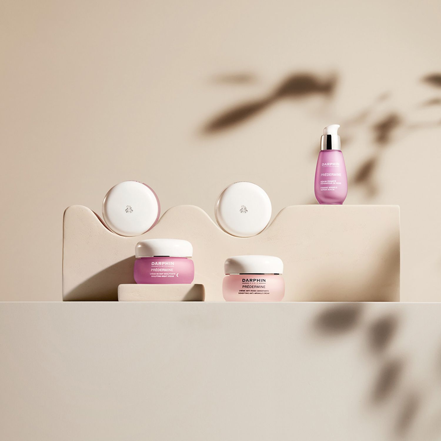 Présentation de produits Darphin. Sérum et crèmes sur socles. Environnement clair et neutre.