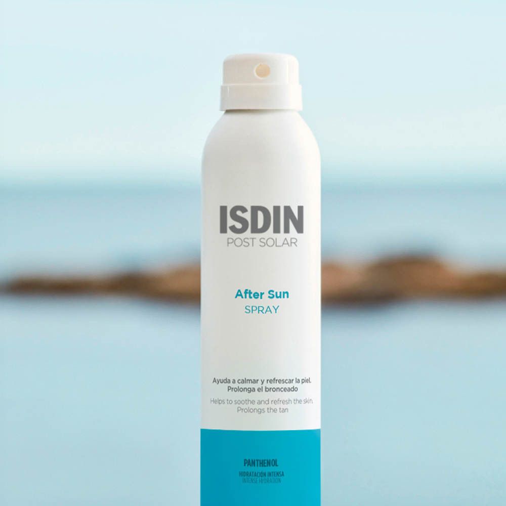ISDIN Post Solar After Sun Spray. Flacon blanc et bleu. Texte en néerlandais.