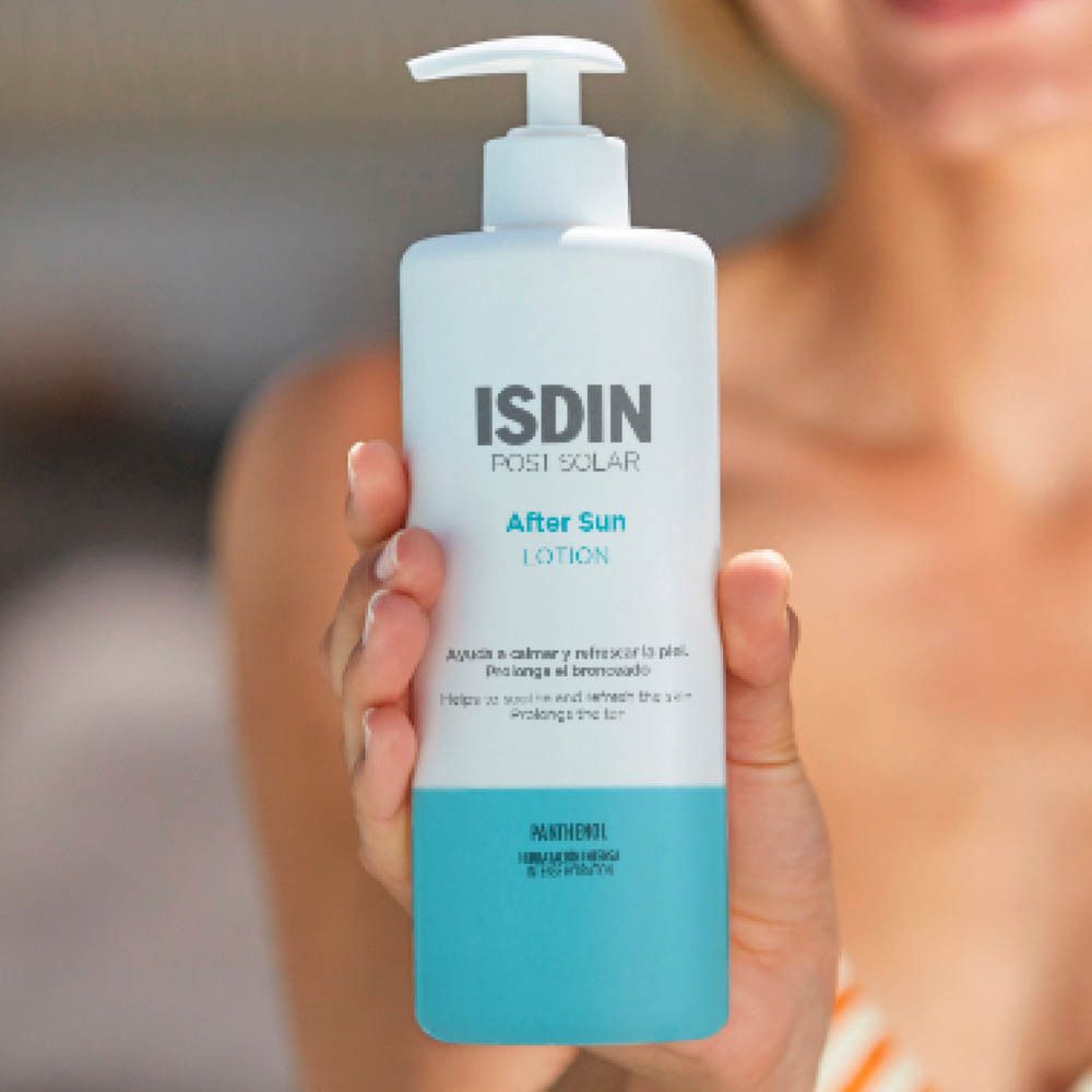 Bras avec lotion. Texte: Hydrate et rafraîchit. Favorise la régénération cutanée.