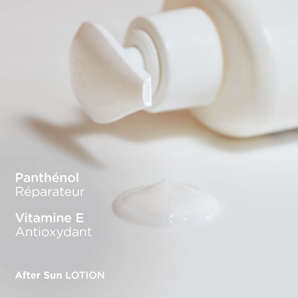 Personne tenant un flacon ISDIN Post-Solar After Sun Lotion. Coloris bleu et blanc.