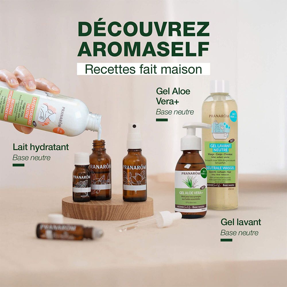 Divers produits sur bois. Flacon pompe, flacons avec pipettes. Texte: Aromaself, Lait hydratant, Gel Aloe Vera, Gel lavant.