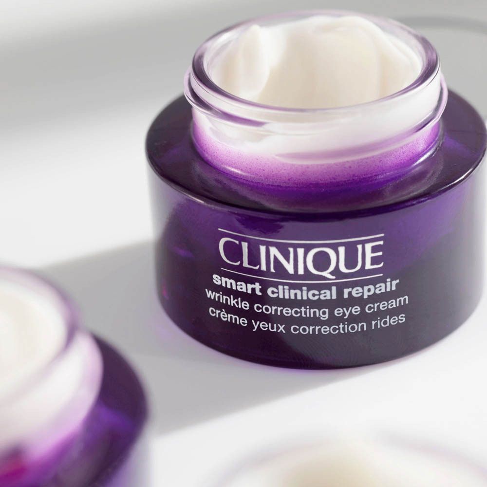 Comparaison avant-après de la zone des yeux, montrant la réduction des rides.