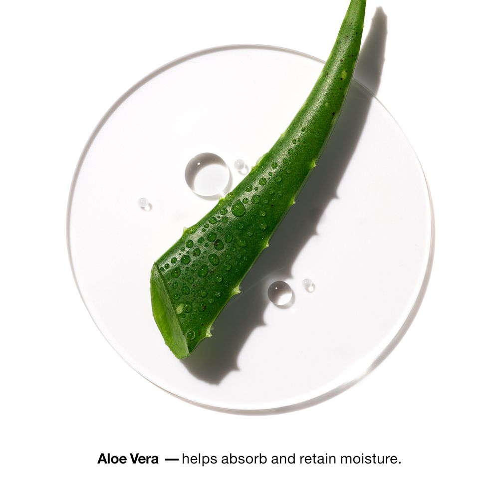 Feuille d'Aloe Vera sur fond blanc. Gouttes autour de la feuille. Texte : Aloe Vera aide à absorber et à retenir l'humidité.