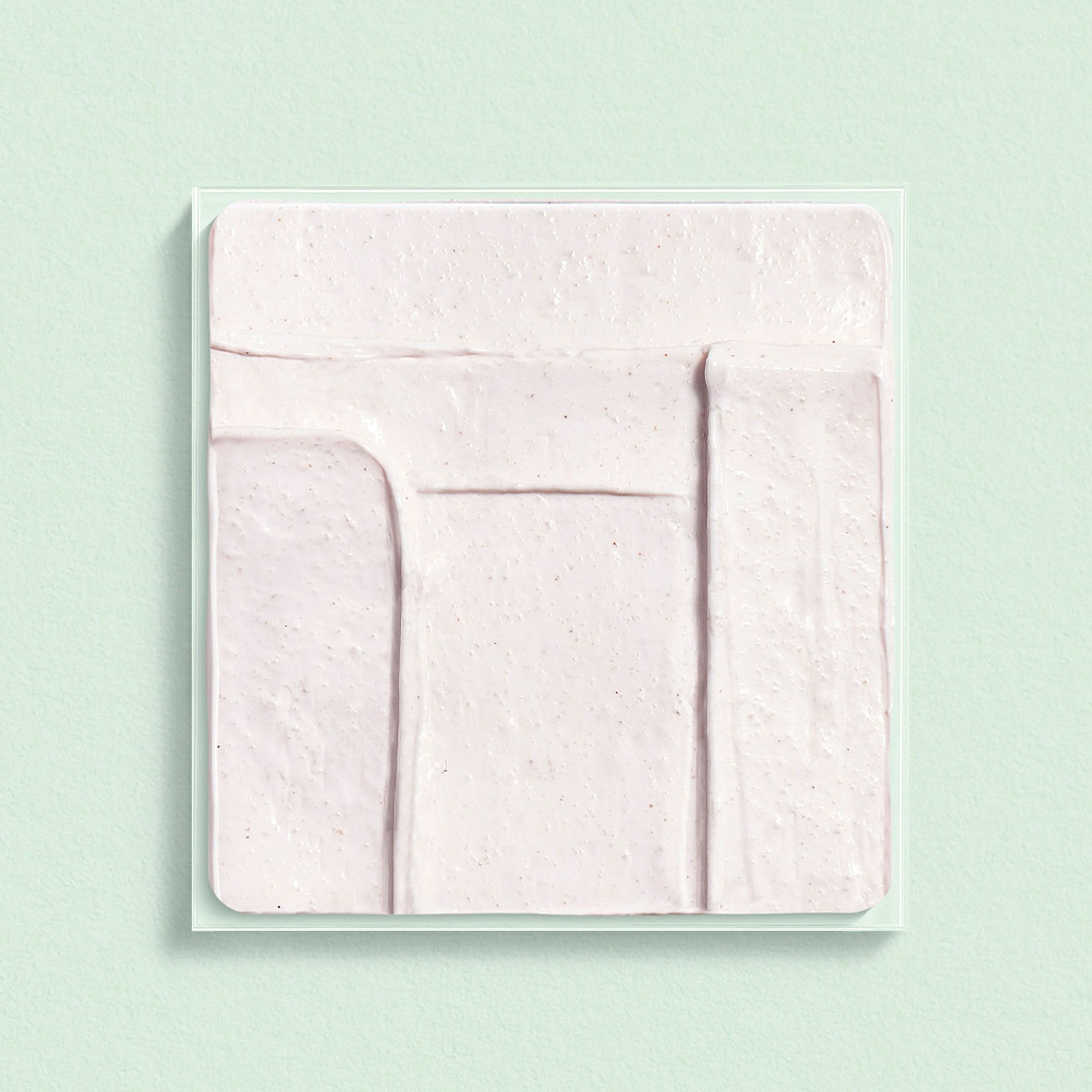 Échantillon carré du masque sur verre. Crème rose avec rainures.